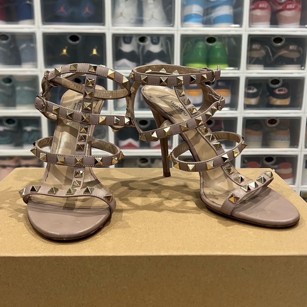 Valentino ROCKSTUD CALFSKIN ANKLE STRAP SANDAL 100 MM POUDRE. Size 38